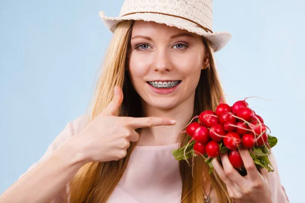 Šťastný Veselý Dospívající Mladá Žena Připravena Léto Sobě Růžové Oblečení — Stock fotografie