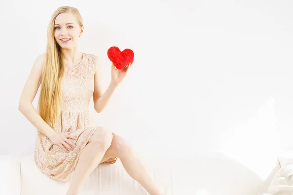 Gelukkige Vrolijke Blonde Jonge Vrouw Met Valentijnsdag Geschenk Vrouw Met — Stockfoto