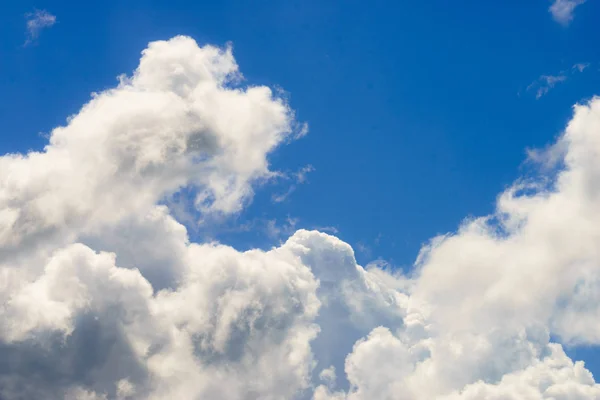 Grote Witte Wolken Mooie Blauwe Lucht Tijdens Zomer Weer Met — Stockfoto