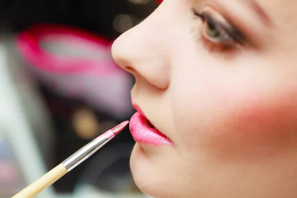 Koncepcja Visage Bliska Kobieta Wychodzi Make Jej Usta Zastosowaniu Pomadki — Zdjęcie stockowe