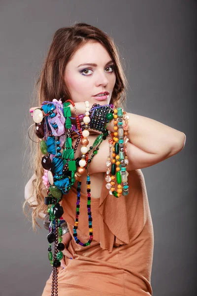 Mulher Muito Jovem Usando Pulseiras Anéis Segurando Muitos Abundante Jóias — Fotografia de Stock