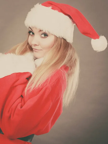 圣诞节 季节性服装 冬季圣诞节的概念 快乐的女人穿着圣诞老人的辅助服装 — 图库照片