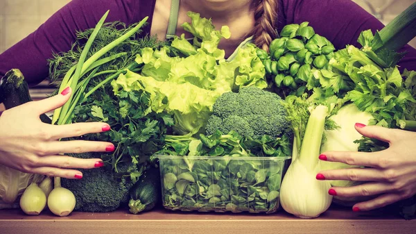 Femme Dans Cuisine Avec Nombreux Légumes Verts Feuilles Des Produits — Photo