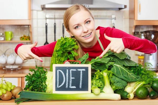 Młoda Kobieta Kuchni Wiele Zielonych Warzyw Prezentujących Pokładzie Napisem Diety — Zdjęcie stockowe
