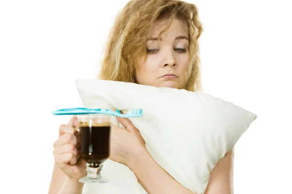 疲れて眠そうな 不機嫌そうな女性歯ブラシとコーヒーを保持しているホットド リンク後歯を磨く — ストック写真
