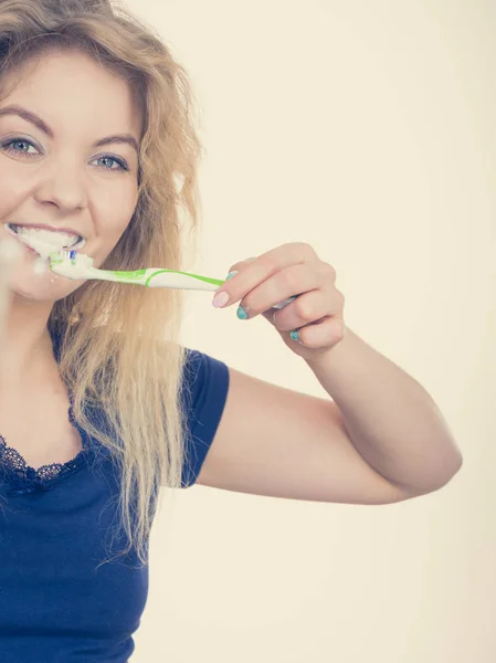 Vrouw Poetsen Reinigen Tanden Positieve Meisje Met Tandenborstel Mondhygiëne Getinte — Stockfoto