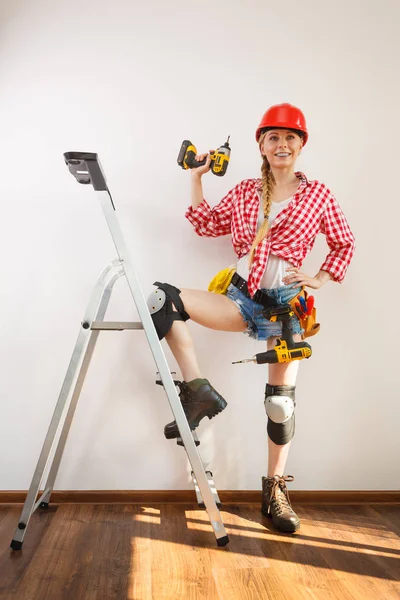Woman Wearing Helmet Toolbelt Standing Ladder Using Driil Girl Working — Stock Photo, Image