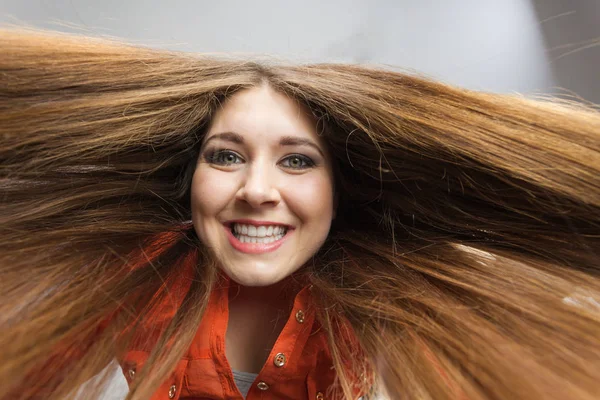 Felice Donna Positiva Con Lunghi Capelli Castani Che Presenta Sua — Foto Stock