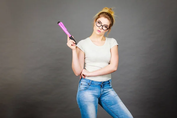 Studentka Nosí Nerdy Brýle Drží Velkou Tužku Něco Myslí — Stock fotografie