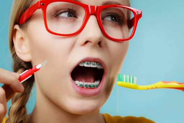 牙科医生和正牙医生的概念 使用两种不同的刷子 小牙刷和手动牙刷清洁和刷牙的年轻女子 — 图库照片