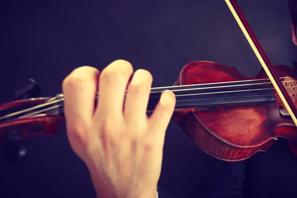 音楽の情熱 趣味の概念 木のバイオリンで優雅に演奏する若い男を閉じます 暗い背景で撮影したスタジオ — ストック写真