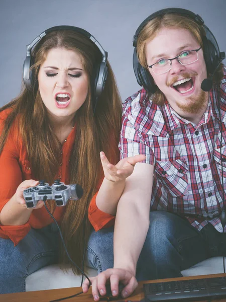 여자는 친구가 게임에 중독되어 비디오 게임을 화가나 — 스톡 사진