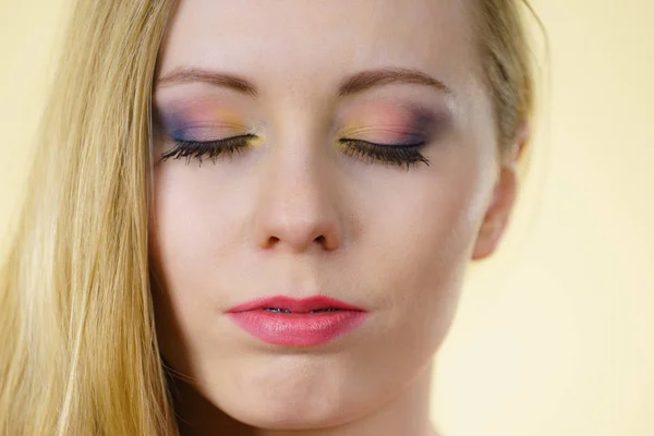 Ung Kvinna Med Allvarliga Ansikte Uttryck Och Vacker Färgglad Makeup — Stockfoto