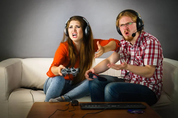 一緒にビデオゲームを遊んで 男と女のゲームによって衝撃を与えられるで余暇を楽しんでいるカップル — ストック写真