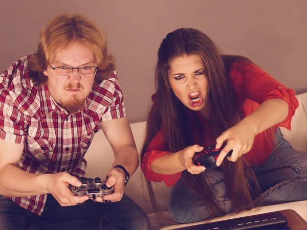 Pasangan Yang Kecanduan Bermain Video Game Bersama Menjadi Sangat Emosional — Stok Foto