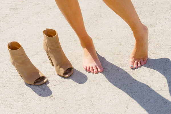 Wanita Bertelanjang Kaki Berdiri Samping Sepatu Hak Tinggi Berwarna Cokelat — Stok Foto