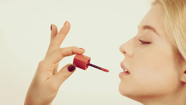 Jovem Mulher Adulta Aplicando Batom Gloss Nos Lábios Ficando Sua — Fotografia de Stock