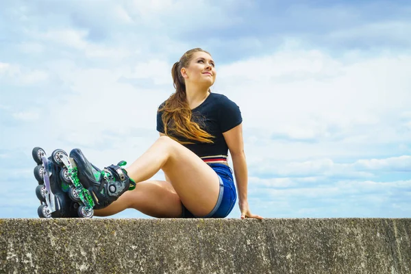 Jonge Vrouw Met Rolschaatsen Buiten Modieus Fit Meisje Heeft Plezier — Stockfoto