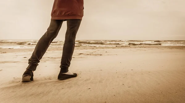 Неузнаваемая Женщина Проводящая Досуг Гуляя Пляжу Осеннюю Погоду Сепия Тонизированная — стоковое фото