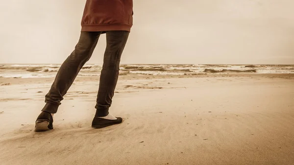 Onherkenbaar Vrouw Met Vrijetijd Lopen Het Strand Tijdens Herfst Weer — Stockfoto