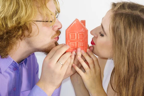Couple Heureux Nouvel Appartement Homme Femme Embrassant Modèle Maison Achat — Photo