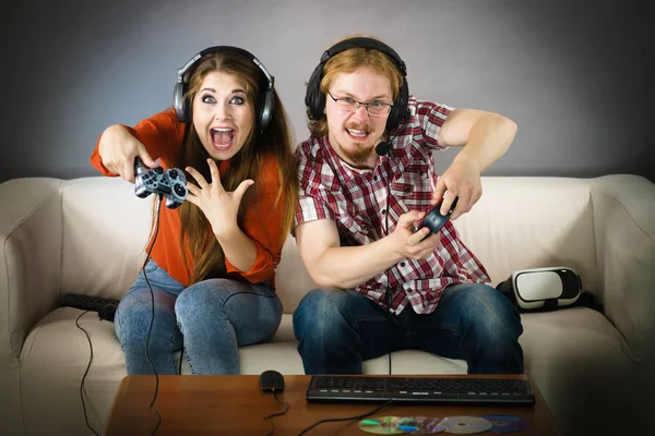 ビデオゲームを一緒にプレイすることで余暇を楽しむ幸せなカップル スタジオショット — ストック写真