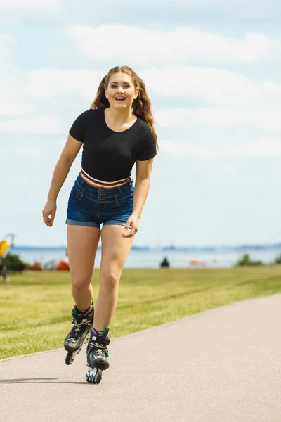 Vrolijke Vrolijke Jonge Vrouw Die Rolschaatsen Draagt Vrouw Zijnde Sportief — Stockfoto