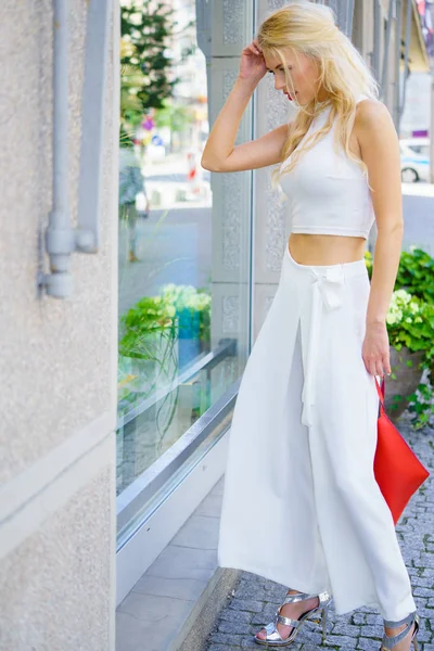 Елегантна Модна Жінка Представляє Модний Міський Одяг Верх Білого Врожаю — стокове фото