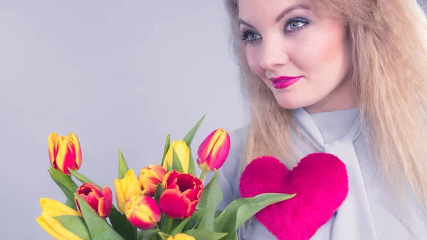 Internationale Vrouwen Valentijnsdag Aantrekkelijke Dankbare Vrouw Blond Haar Met Tulpen — Stockfoto