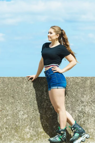 Dışarıda Paten Giyen Genç Bir Kadın Şık Formda Bir Kız — Stok fotoğraf