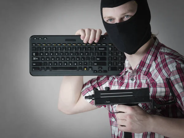 Verrückter Hacker Mann Unbekannter Mit Schwarzer Sturmhaube Computertastatur Und Waffe — Stockfoto