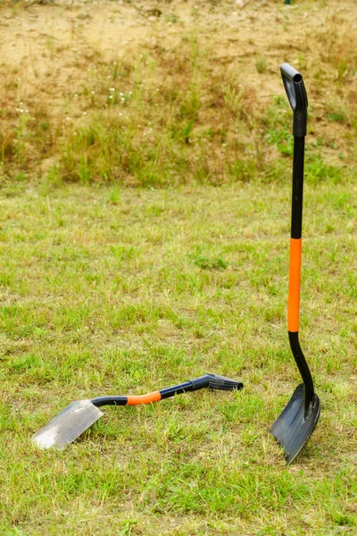 铲锹工作工具站在外面 园艺和农业设备基本概念 — 图库照片