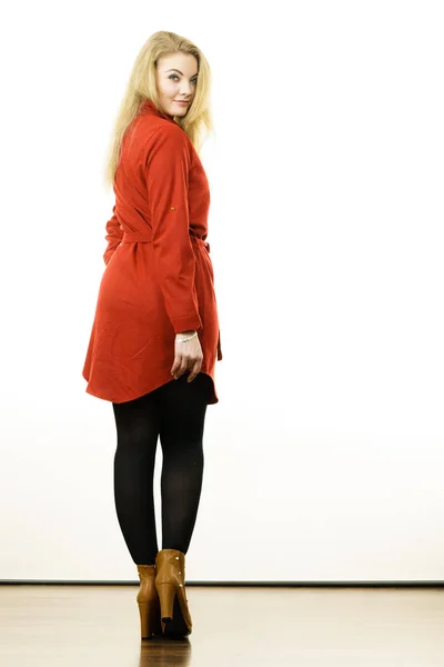 Modne Dziewczyna Ubrana Długą Czerwona Sukienka Vintage Czarne Legginsy Brązowy — Zdjęcie stockowe