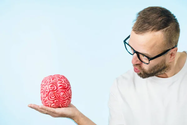 Homem Nerd Adulto Usando Óculos Olhando Para Modelo Cérebro Humano — Fotografia de Stock