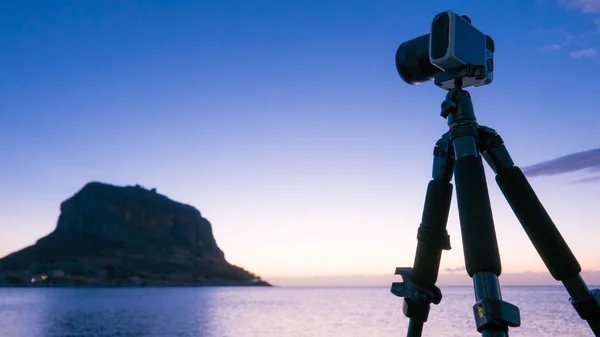 Profesionální Fotoaparát Stativ Filmy Video Ostrova Monemvasia Při Východu Slunce — Stock fotografie