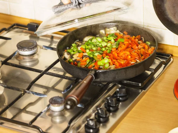 Diätessen Essenszubereitung Viel Gehacktes Gesundes Gemüse Der Pfanne Vegetarische Zubereitung — Stockfoto