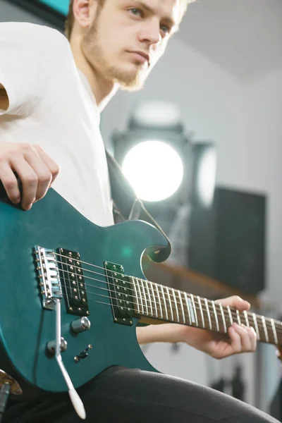 Tiener Man Spelen Gitaar Indierock Muziekinstrumenten Concept — Stockfoto