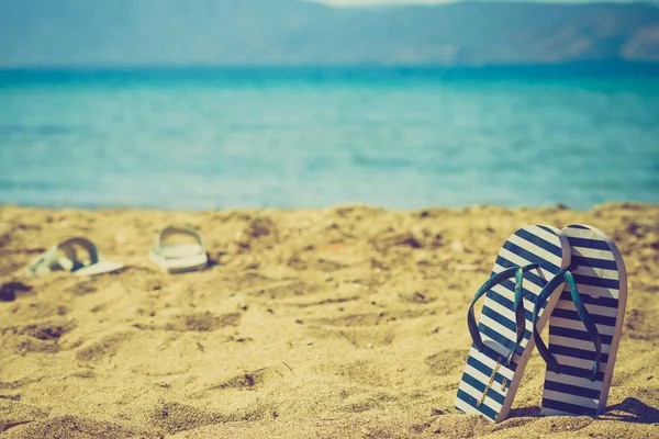 Kék Fehér Papucs Homokos Strandon Nyáron Időjárás — Stock Fotó