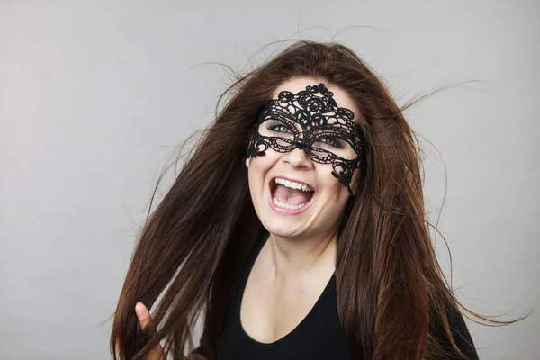 Šťastný Pěkný Tajemný Žena Sobě Černé Oko Krajka Maska Dlouhými — Stock fotografie