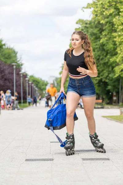Young Woman Wearing Roller Skates Holding Sport Bag Riding Town — Stock Photo, Image