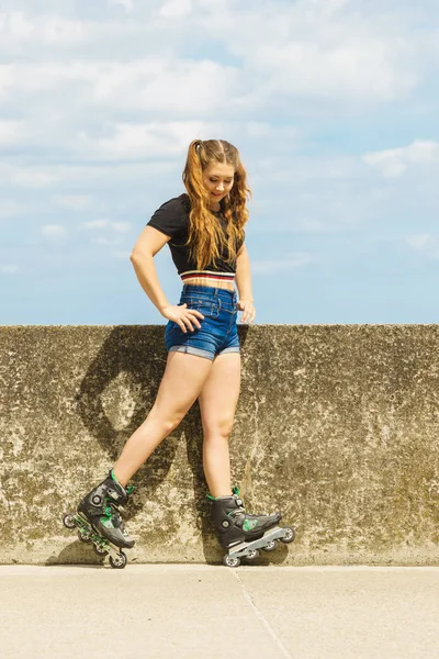 Mujer Joven Con Patines Aire Libre Chica Forma Moda Divirtiéndose — Foto de Stock