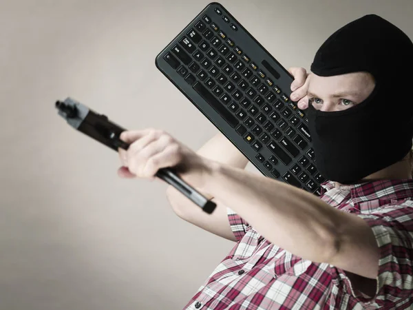 Verrückter Hacker Mann Unbekannter Mit Schwarzer Sturmhaube Computertastatur Und Waffe — Stockfoto