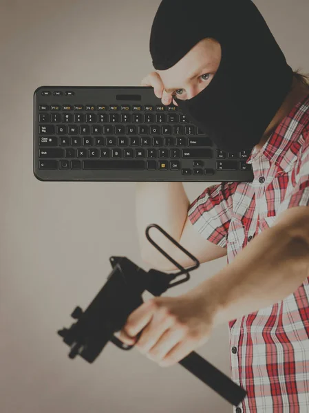 Gekke Hacker Onherkenbare Man Draagt Zwarte Bivakmuts Met Toetsenbord Pistool — Stockfoto