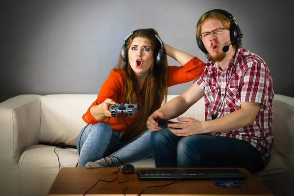 Casal Desfrutando Tempo Lazer Jogando Jogos Vídeo Juntos Homem Mulher — Fotografia de Stock