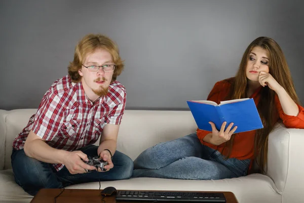 Pareja Sentada Sofá Pasando Tiempo Libre Hombre Jugando Videojuegos Mujeres —  Fotos de Stock