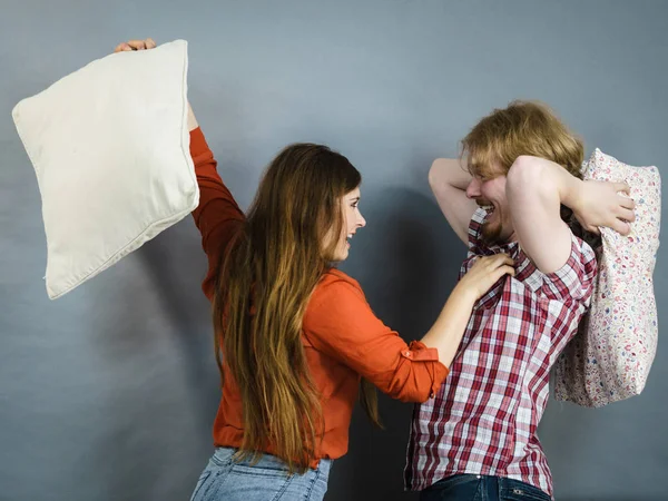 Felices Hermanos Divertidos Pareja Teniendo Pelea Almohadas Por Diversión Disfrutar —  Fotos de Stock