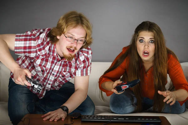 Casal Desfrutando Tempo Lazer Jogando Jogos Vídeo Juntos Homem Mulher — Fotografia de Stock