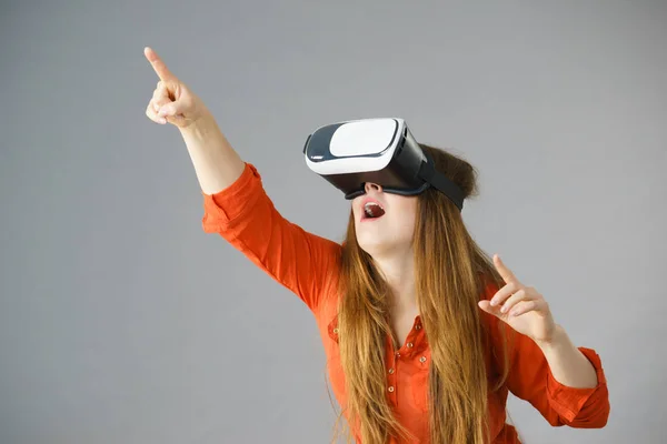 Mujer Emocional Joven Con Gafas Realidad Virtual Auriculares Caja Conexión —  Fotos de Stock