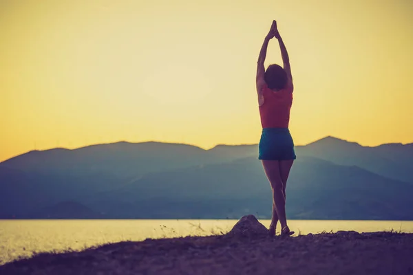 Mujer Relajándose Costa Griega Sintiéndose Espiritual Disfrutando Paz Mujer Disfrutando — Foto de Stock