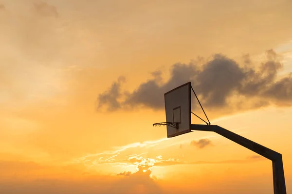 Gün Batımına Karşı Basket Potası Olan Eski Bir Basketbol Tahtası — Stok fotoğraf